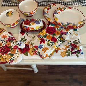 Beautiful pioneer woman set. NWOT